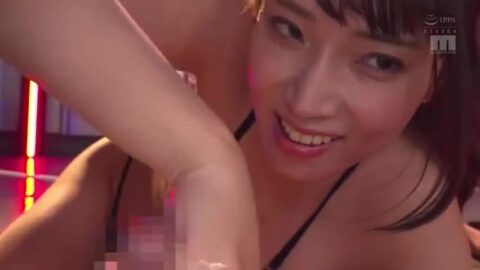色白巨乳お姉さんがホテルで男に跨がり自ら腰振りながら激しくチンポをハメまくる！