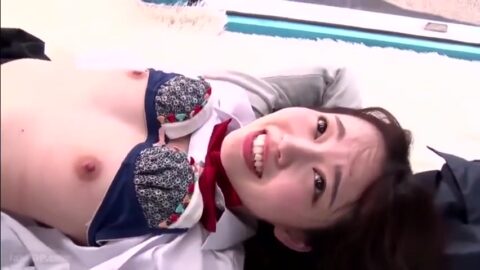 黒髪美少女JKの制服姿がエロいね！彼氏の前で未知の巨根を咥えさせられてフェラ抜き！